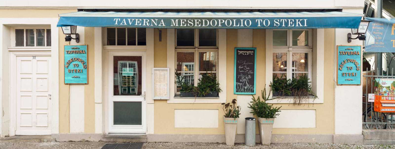 Taverna-Tosteki_2022_Eingang1